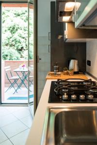 uma cozinha com fogão forno superior ao lado de um pátio em Burò il Viaggiatore em Parma
