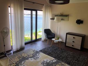 - une chambre avec une chaise, un bureau et une fenêtre dans l'établissement Villa Arina, à Kotor