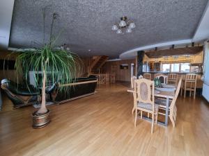 sala de estar con mesa y maceta en Villa MAG en Druskininkai