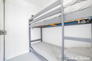 Bunk bed o mga bunk bed sa kuwarto sa Adorable studio with AC close to the beach - Dodo et Tartine