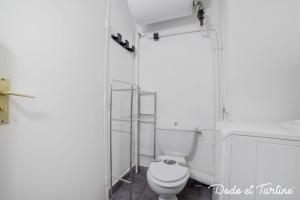 Bathroom sa Adorable studio with AC close to the beach - Dodo et Tartine