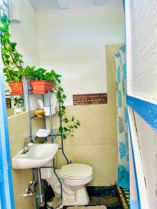 uma casa de banho com um WC e um lavatório em La Bocana Beach House em Santa María Huatulco