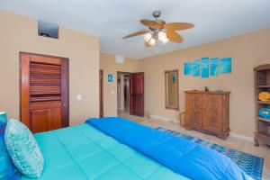 Tempat tidur dalam kamar di Oceanfront Coral View Home