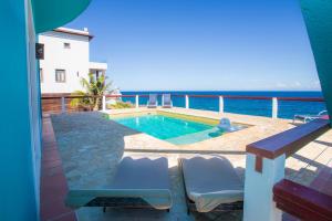 Kolam renang di atau di dekat Oceanfront Coral View Home