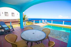 Kolam renang di atau di dekat Oceanfront Coral View Home