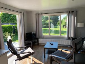 een woonkamer met 2 stoelen en een televisie bij Doelweg 35 Chalet 172 - No Companies in Goedereede