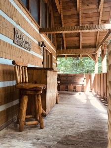 uma cadeira de madeira sentada no interior de uma cabina em Blessed Nest Cabin em Townsend
