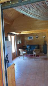 ein Wohnzimmer mit einem Sofa und einem Tisch in der Unterkunft Villa Soroni in Soroni
