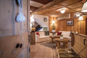 uma sala de estar com um sofá e uma mesa em Hotel Edelweiss em Braies