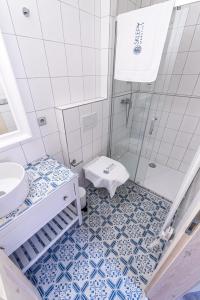 y baño con ducha, aseo y lavamanos. en Apartmány Sklepy Mařatice en Uherské Hradiště