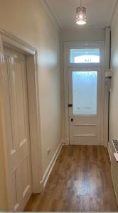 um quarto vazio com uma porta e uma janela em Grangemouth Apartments em Falkirk