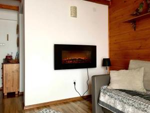 Televízia a/alebo spoločenská miestnosť v ubytovaní apartament simonka z jacuzzi zawoja