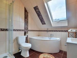 Kúpeľňa v ubytovaní apartament simonka z jacuzzi zawoja