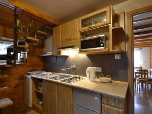 Kuchyňa alebo kuchynka v ubytovaní apartament simonka z jacuzzi zawoja