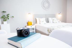 Ein Bett oder Betten in einem Zimmer der Unterkunft Likio Studios