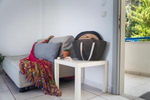 Posezení v ubytování Roditsa Patritsia Apartments