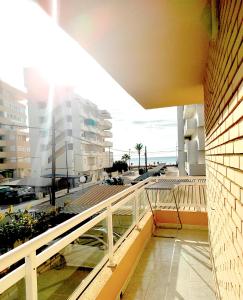 balcón con vistas a la playa y a los edificios en Apartamento Mar Peñíscola, en Peñíscola