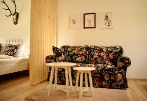 een woonkamer met een bank en 2 tafels bij Gosau Apartment 006 in Gosau