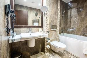 波亞納布拉索夫的住宿－Alpin Resort Hotel - Apartamentele 2403-2404- proprietate administrata de gazda privata，浴室配有盥洗盆、卫生间和浴缸。