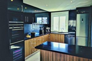 Kuchyň nebo kuchyňský kout v ubytování Black Sun. Modern penthouse in Torrevieja