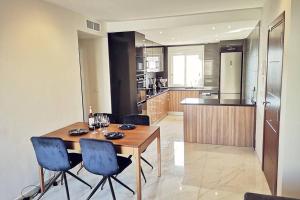 Kuchyň nebo kuchyňský kout v ubytování Black Sun. Modern penthouse in Torrevieja