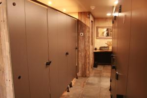 a hallway with a row of lockers in a room at Domaine de Carnin in Beloeil