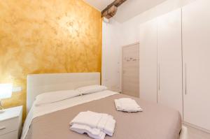 - une chambre avec un lit et 2 serviettes dans l'établissement ANDREA Venice FLAT Mezzanine Floor, à Venise