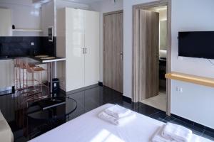 Televízia a/alebo spoločenská miestnosť v ubytovaní Luxury Suites by Panagiota