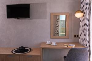 Televízia a/alebo spoločenská miestnosť v ubytovaní Hotel Kathrin Beach