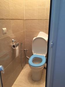 baño con aseo y asiento azul en Appartement à quelques mètres de plage, en Tánger