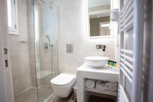 Ein Badezimmer in der Unterkunft Likio Studios