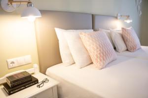 Ein Bett oder Betten in einem Zimmer der Unterkunft Likio Studios
