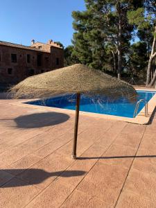 A piscina localizada em Masia de San Juan - castillo con piscina en plena Sierra Calderona ou nos arredores