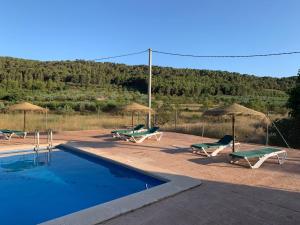 Bazén v ubytování Castillo con piscina en plena Sierra Calderona nebo v jeho okolí