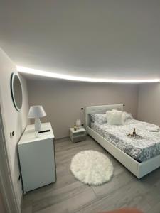 una camera con un letto bianco e un tappeto bianco di La stella di Mery casa vacanze a Gragnano