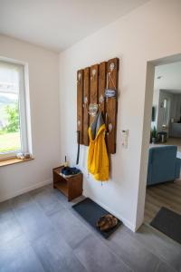 een woonkamer met een muur met haken en een tafel bij Ferienwohnung Moselpanorama in Traben-Trarbach