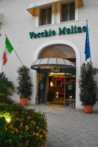 un edificio de hotel con un cartel que diga vectriculum en Hotel Vecchio Mulino, en Monopoli