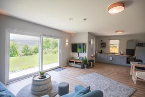 ein Wohnzimmer mit einem blauen Sofa und einem großen Fenster in der Unterkunft Ferienwohnung Moselpanorama in Traben-Trarbach