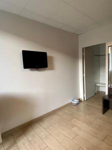 an empty room with a flat screen tv on a wall at L'Escasse in Lit-et-Mixe