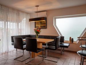 Posedenie v ubytovaní Moai Home Apartman Sárvár