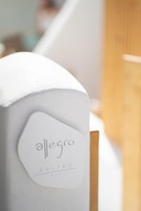 een witte toiletbril met het woord Firesoria erop geschreven bij ALLEGRO SUITES in Oia
