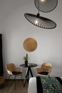 een kamer met een tafel en twee stoelen en een lamp bij ALLEGRO SUITES in Oia