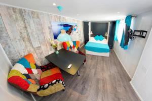 Habitación pequeña con sofá y cama en Atico playa76, en Torremolinos
