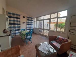 - un salon avec un canapé et une table dans l'établissement casadellestelle34, à Mazara del Vallo