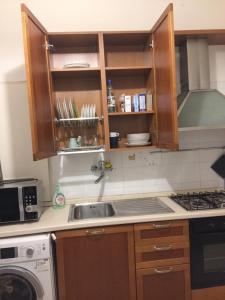 Kuchyňa alebo kuchynka v ubytovaní Apt via cernaia center of rome