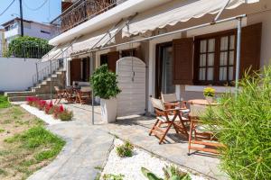 un patio de una casa con sillas y mesa en Villa Maria Tsovili, en Parga