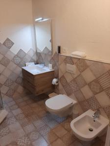 La salle de bains est pourvue de toilettes, d'un lavabo et d'un miroir. dans l'établissement Il Vicolo, à Lucques