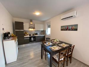Kuchyň nebo kuchyňský kout v ubytování Spacious apartment close to the sea in Split area