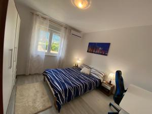 Postel nebo postele na pokoji v ubytování Spacious apartment close to the sea in Split area