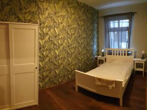 um quarto com uma cama e um mural de parede em Apartamenty Generalskie em Borne Sulinowo